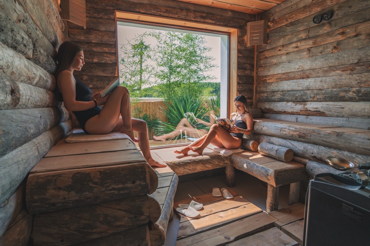 Дървена сауна с изглед към градината в Oasis Spa